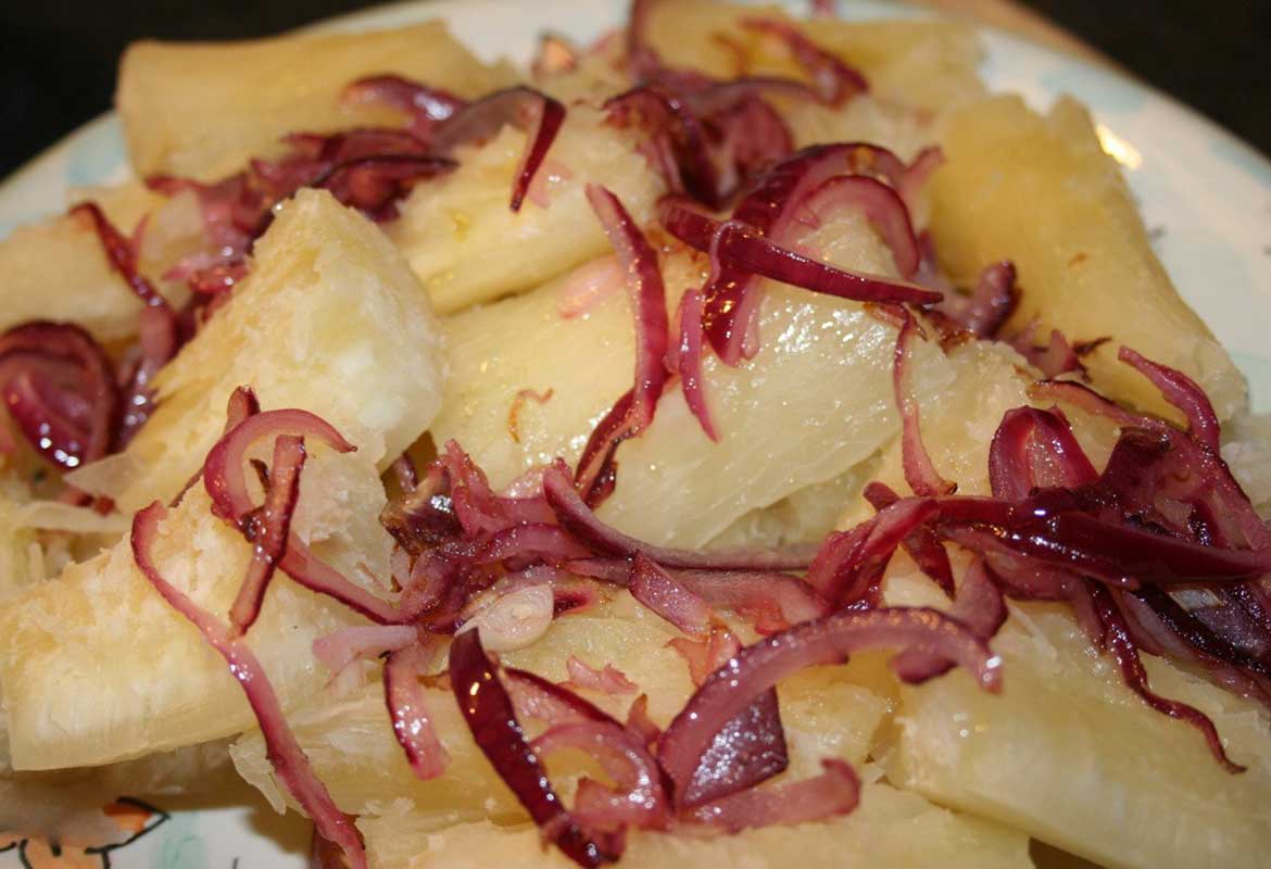 Yuca Encebolladas